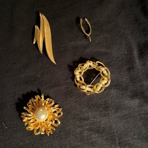 4 Gold tone brooches